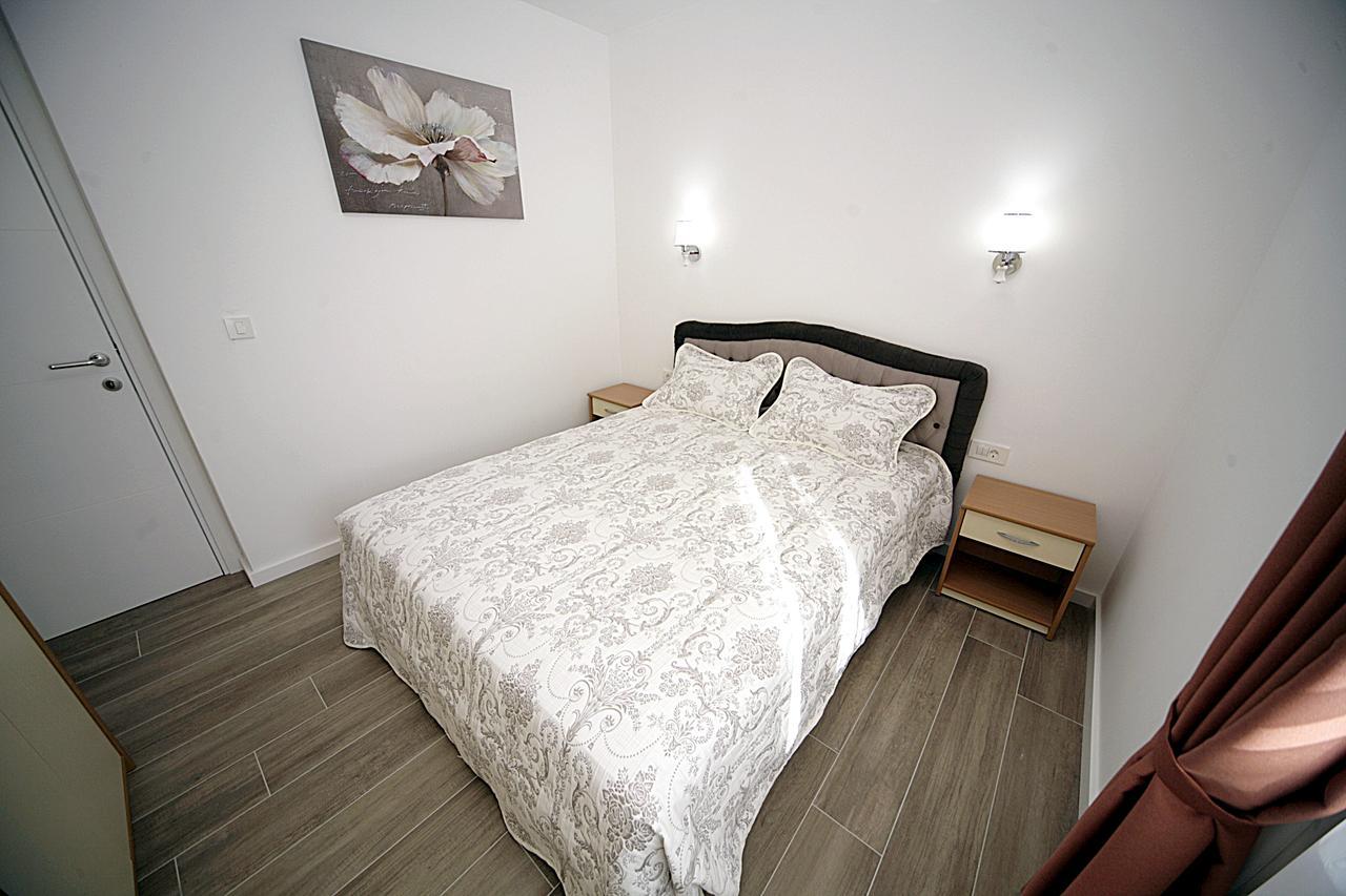 Sea Star Apartment Dobra Voda Ngoại thất bức ảnh